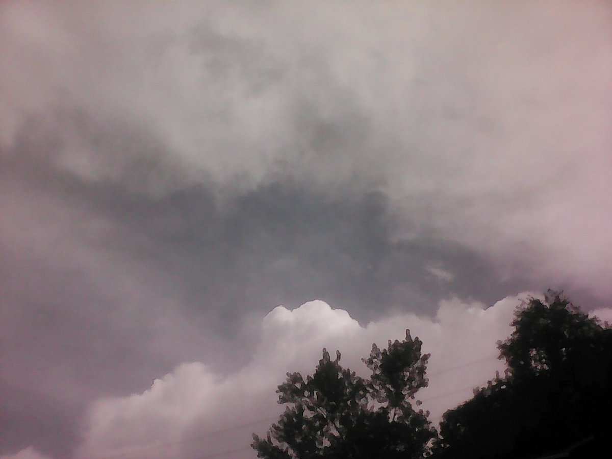SweetmamaJJL's tweet photo. @ShaneSmithMedia strong storm moving into #Pansy, #MaryAlice, #Stanfill and #Bardo. West highway 72, Harlan Ky. https://t.co/aTENwtPSPV