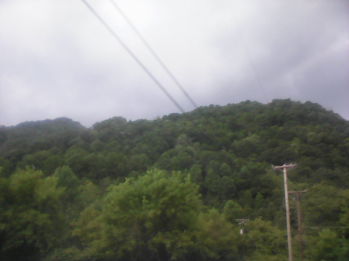 SweetmamaJJL's tweet photo. @ShaneSmithMedia strong storm moving into #Pansy, #MaryAlice, #Stanfill and #Bardo. West highway 72, Harlan Ky. https://t.co/aTENwtPSPV
