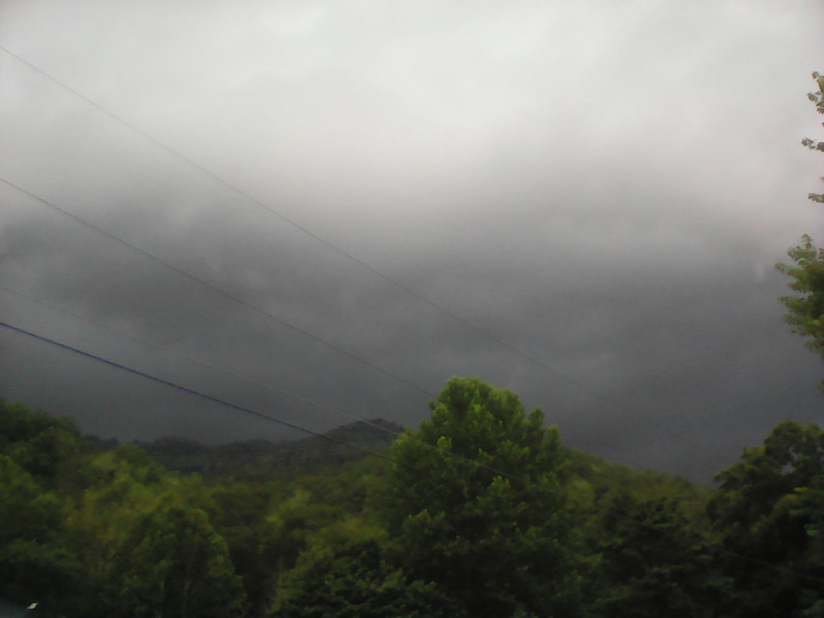 SweetmamaJJL's tweet photo. @ShaneSmithMedia strong storm moving into #Pansy, #MaryAlice, #Stanfill and #Bardo. West highway 72, Harlan Ky. https://t.co/aTENwtPSPV