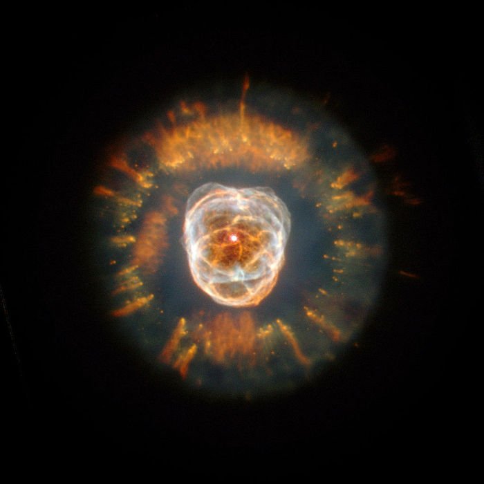 에스키모 성운 NGC 2392 2900광년이상
행성상 성운으로 구조가 복잡하여 이해하기 어려운 가스구름이있다. 1만년 전만해도 태양과같은 별의 외각을 이루고 있었을 것이다.
현재 죽어가고 있는것으로 알려졌다.