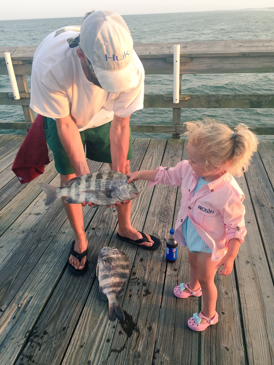 ThomasMcElveen's tweet photo. Teaching her right - proud moment for this dad! #sheepshead #PIpier @HUKNation @HukGear https://t.co/81VUcjeZ0s