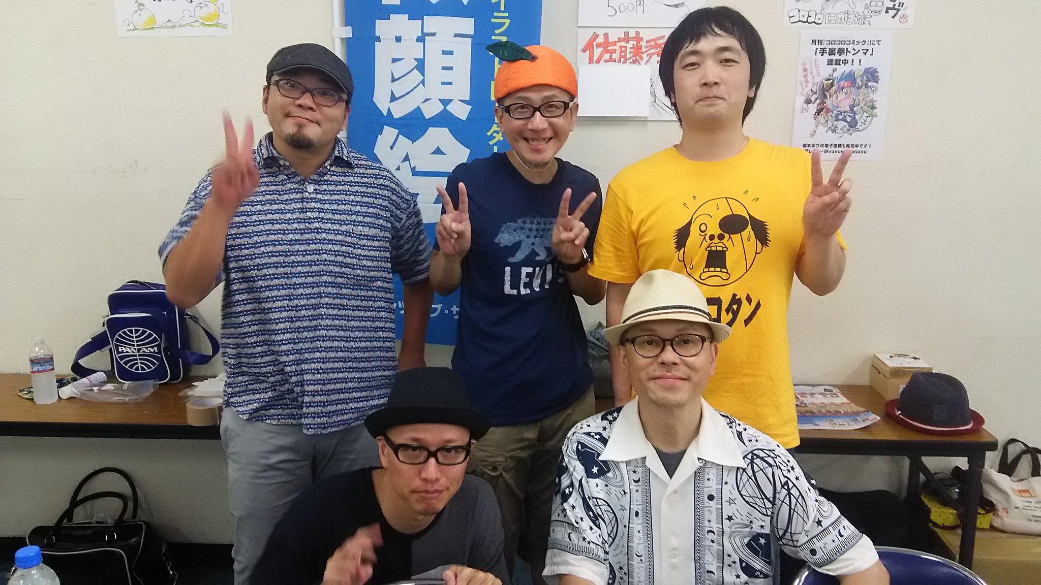 ピョコタン ラブサミ漫画家似顔絵コーナーもうすぐはじまるよー 豪華な皆様と記念写真 佐藤秀峰さん かしもとまなヴさん モリタイシさん 白佐木和馬さん メガネ 帽子率高いぞ 来てね さっそく描いてもらった 最高 T Co 23ddrnnjsa