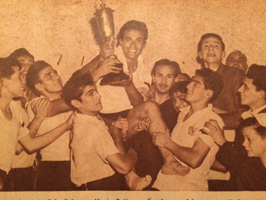 mitfumu's tweet photo. La primera Copa Chile fue blanca. Mario Ortiz levanta la copa tras igualar a dos con la UC en 1958. Eterno campeón. https://t.co/btzmOOUAdX