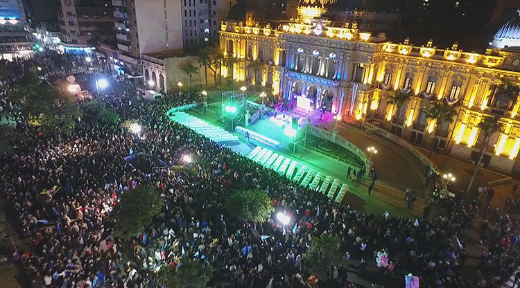 Bicentenario_16's tweet photo. ¡Últimos minutos para el Bicentenario de la Independencia! Así espera la gente en Casa de Gobierno y Casa Histórica. https://t.co/67QRVtPIhg