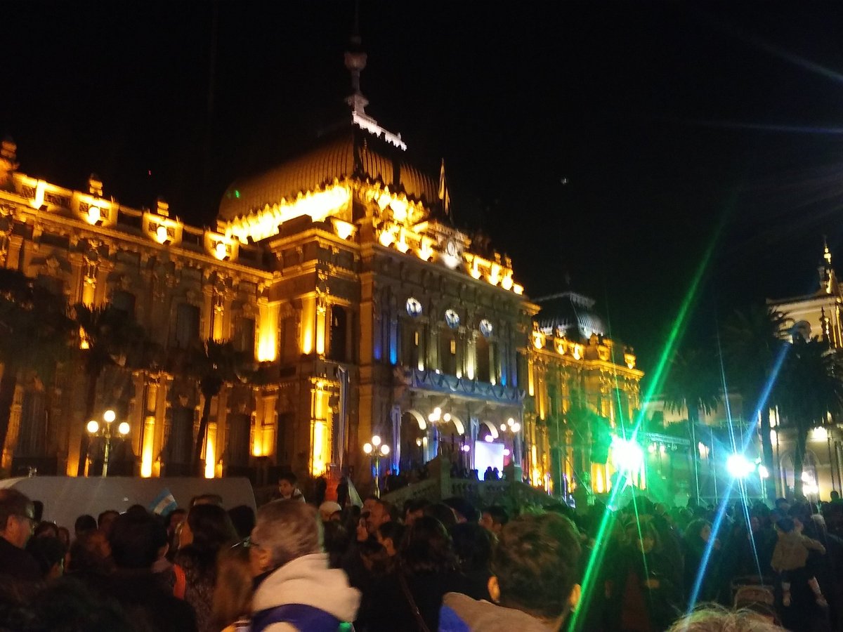 Bicentenario_16's tweet photo. ¡Últimos minutos para el Bicentenario de la Independencia! Así espera la gente en Casa de Gobierno y Casa Histórica. https://t.co/67QRVtPIhg