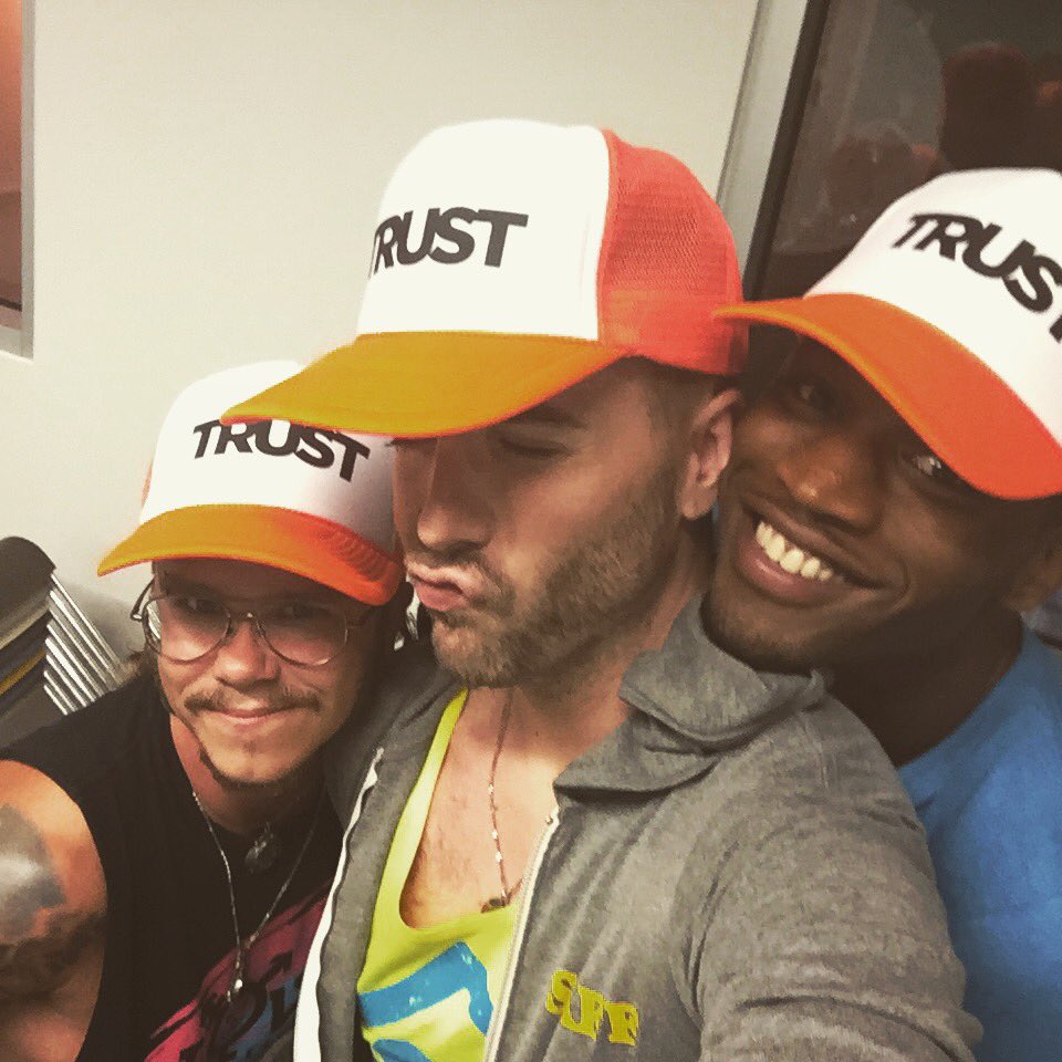 ChiConnect2Care's tweet photo. Our team had an amazing time tonight speaking about #PreP w/ "Mancave" at @CenteronHalsted!
#SummerofTrust #LGBT https://t.co/YxOohaZcOL