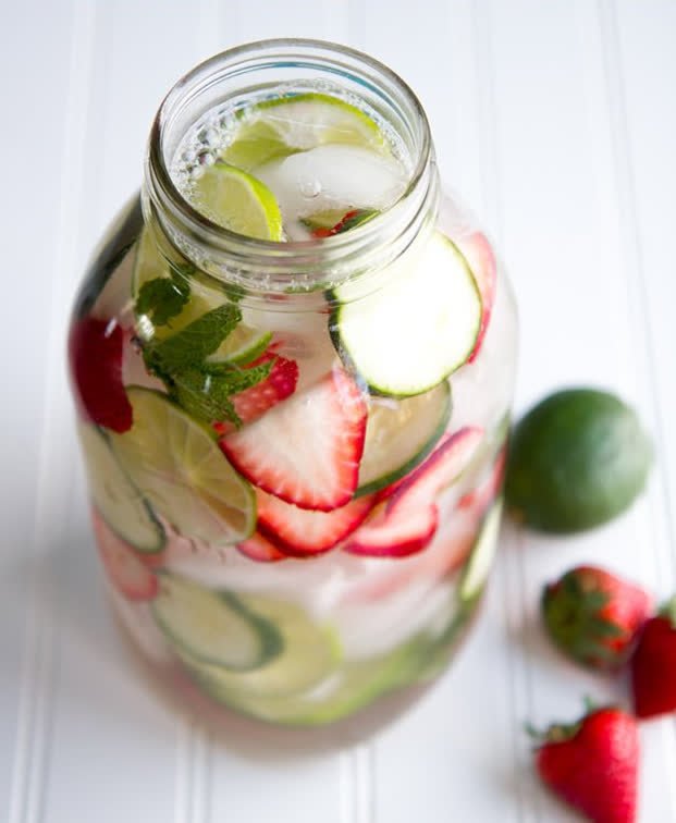 SlimPlate's tweet photo. Water is a girl's best friend! Make a splash with Strawberry, Cucumber, Lime and Mint in your next glass. #SlimPlate https://t.co/RMSWCEvIyW