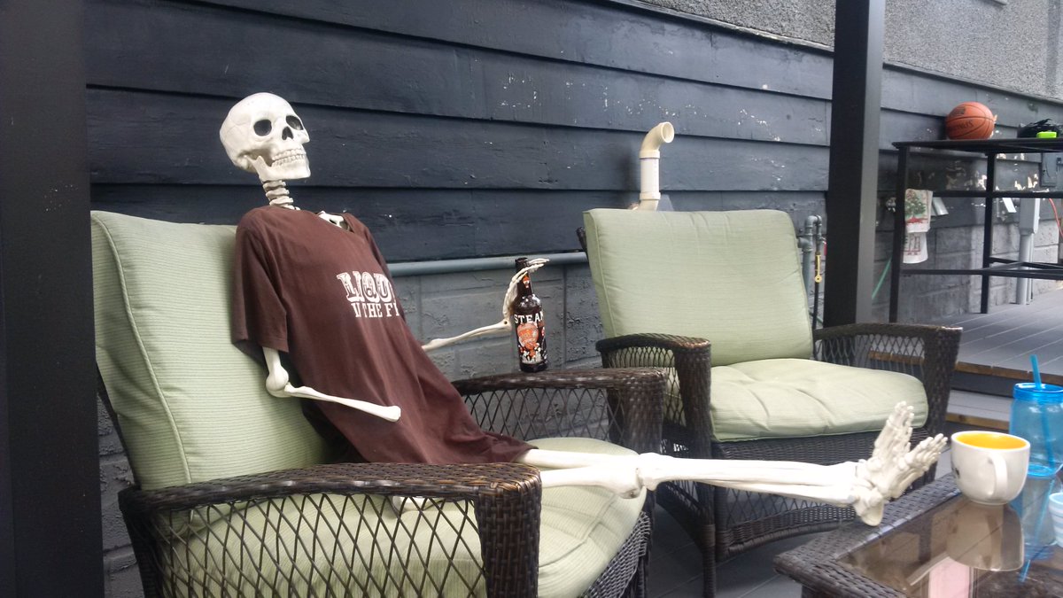 grlwithskulltat's tweet image. Geoff relaxing after a long day with a #steamwork