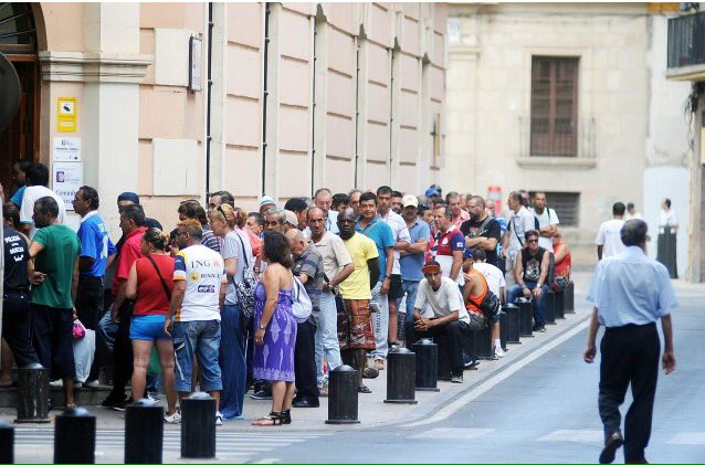 cayo_lara's tweet photo. No es en Venezuela. Es en Murcia en la cola para comer en Jesús Abandonado. https://t.co/LNX95PXGf9
