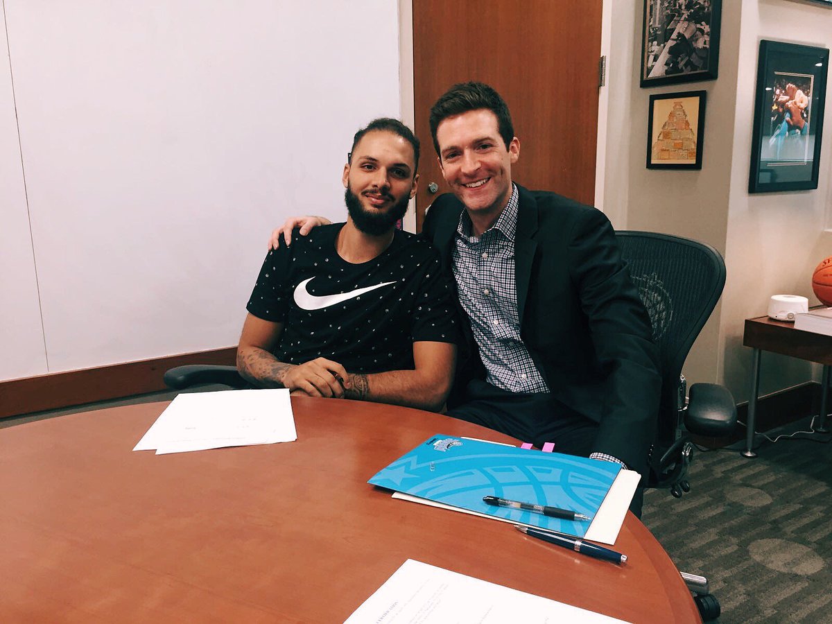 Cuando la renovación de contrato se hizo oficial.

¿Quién está listo para la próxima temporada? 🙋🏻

#VamosMagic