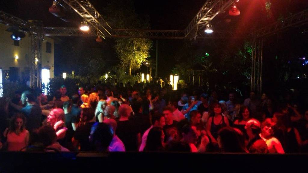 zanzuakamadj's tweet photo. Andiamoci piano
#hiphop #reggaeton #cade #càdemandorli #dj #djset #club #bolo #bolobynight https://t.co/loJEZ20gVd https://t.co/76KUG1ZfkV