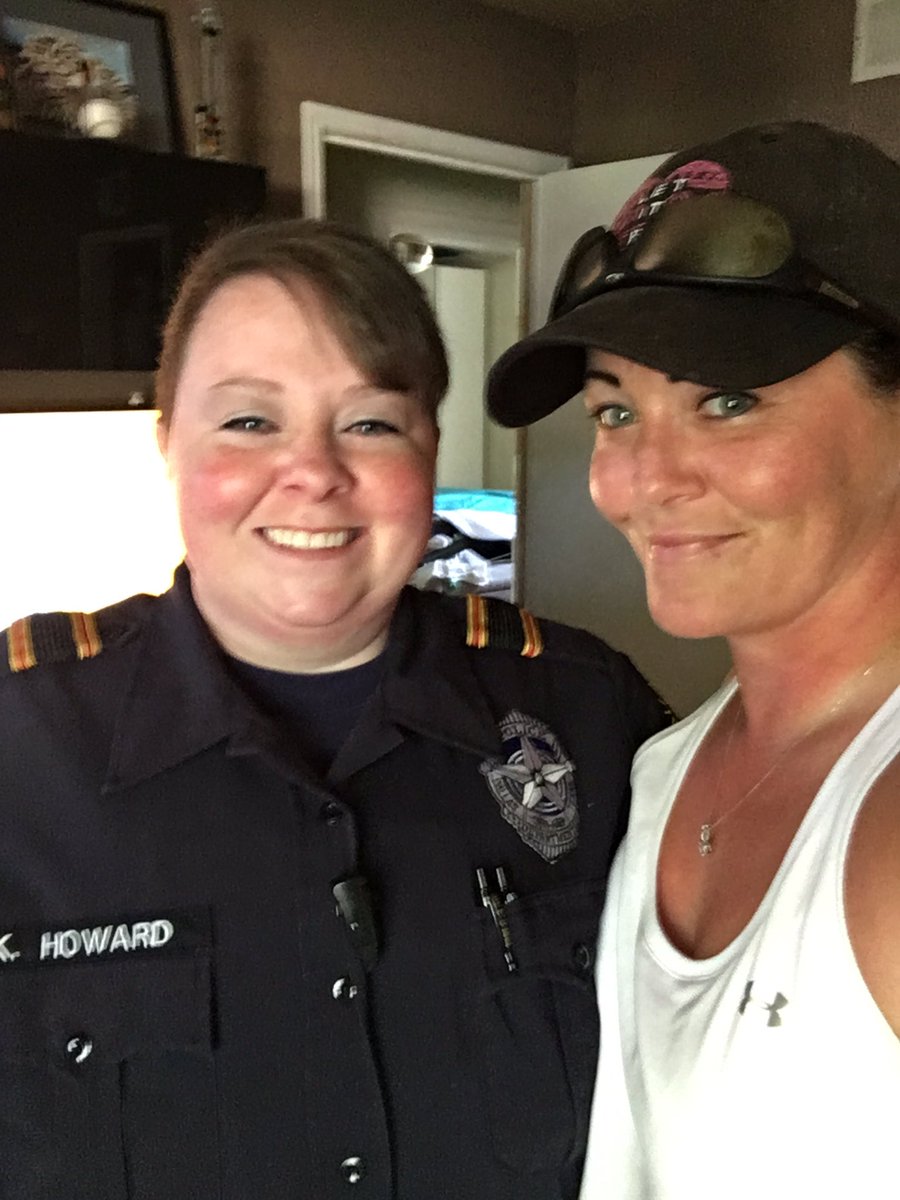 bethanykhj's tweet photo. The Blue I Back. My twin sister. #alllivesmatter #stopthehate #backeveryone #peacefordallas #DPDstrong https://t.co/7Fln6tWprx