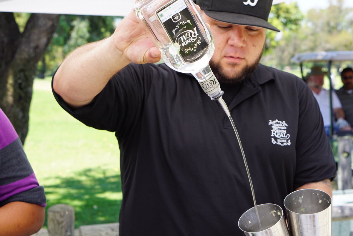teqsendareal's tweet photo. @TopshelfBar10dr making those #margaritas with #tequila #sendareal annual #GolfTournament #pancreaticcancer https://t.co/SZ7Az6npZY