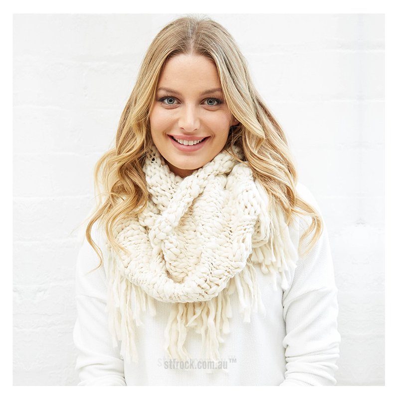 Add the Piper Infinity Scarf in Beige to any outfit for a gorgeous winter look! Just $39.90! ow.ly/MNHj301XRNH