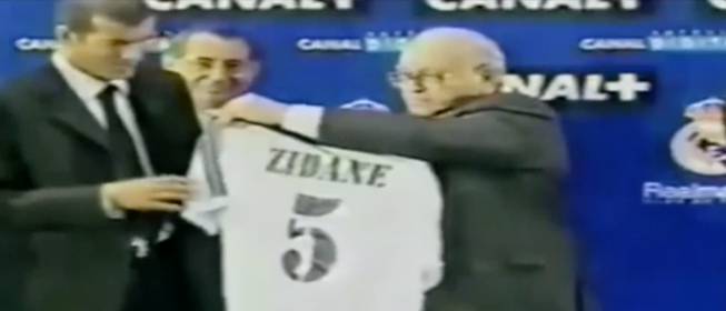 diarioas's tweet photo. La presentación de Zidane como jugador cumple 15 años https://t.co/67Tn685KyH https://t.co/eX82RIvEWt
