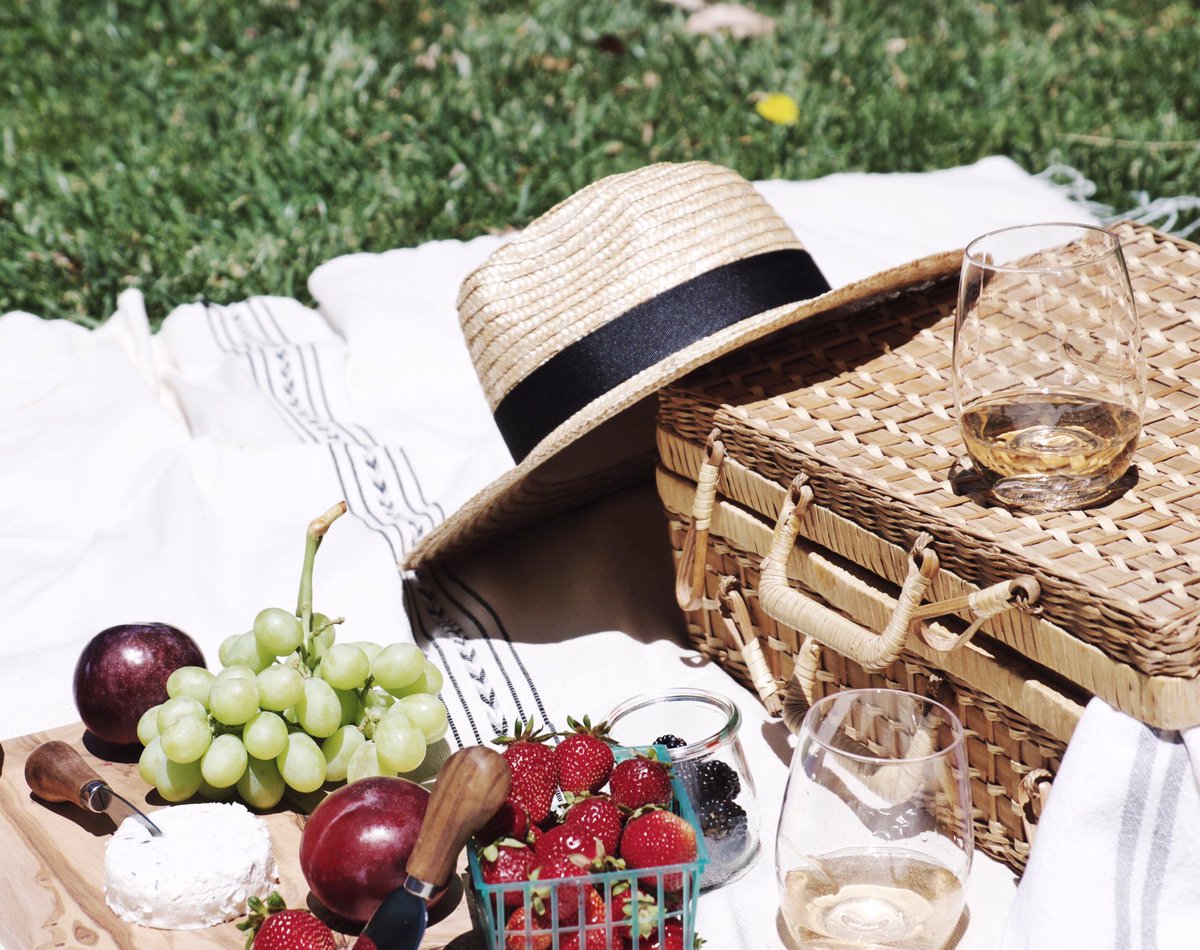 SundayStateMind's tweet image. Market research for Monday's post.. This doesn't suck. #sonoma #picnic @govino