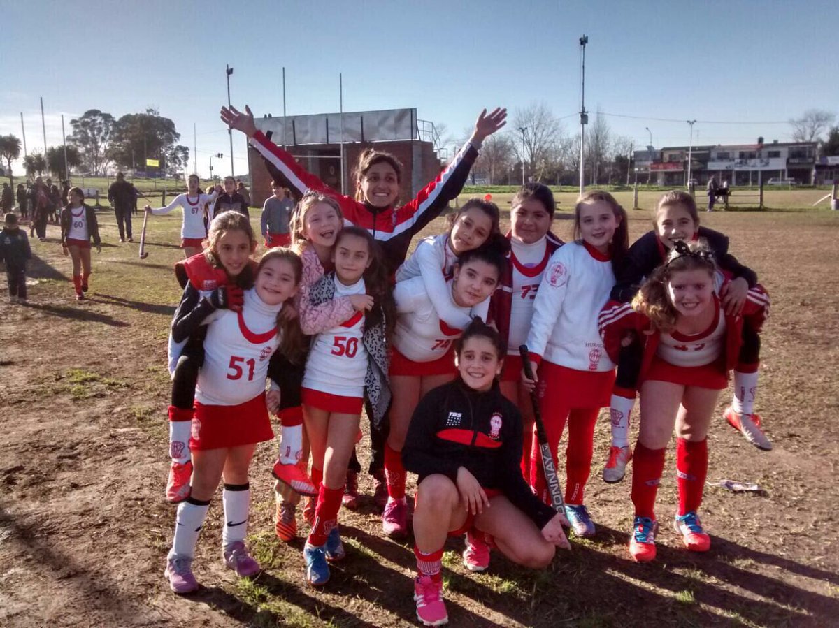 Mi hija Kiara con sus compañeras de hockey de 9na de <a href="/CAHuracan/">CA Huracán</a>!!! Lindo dia haciendo deporte con amigas!