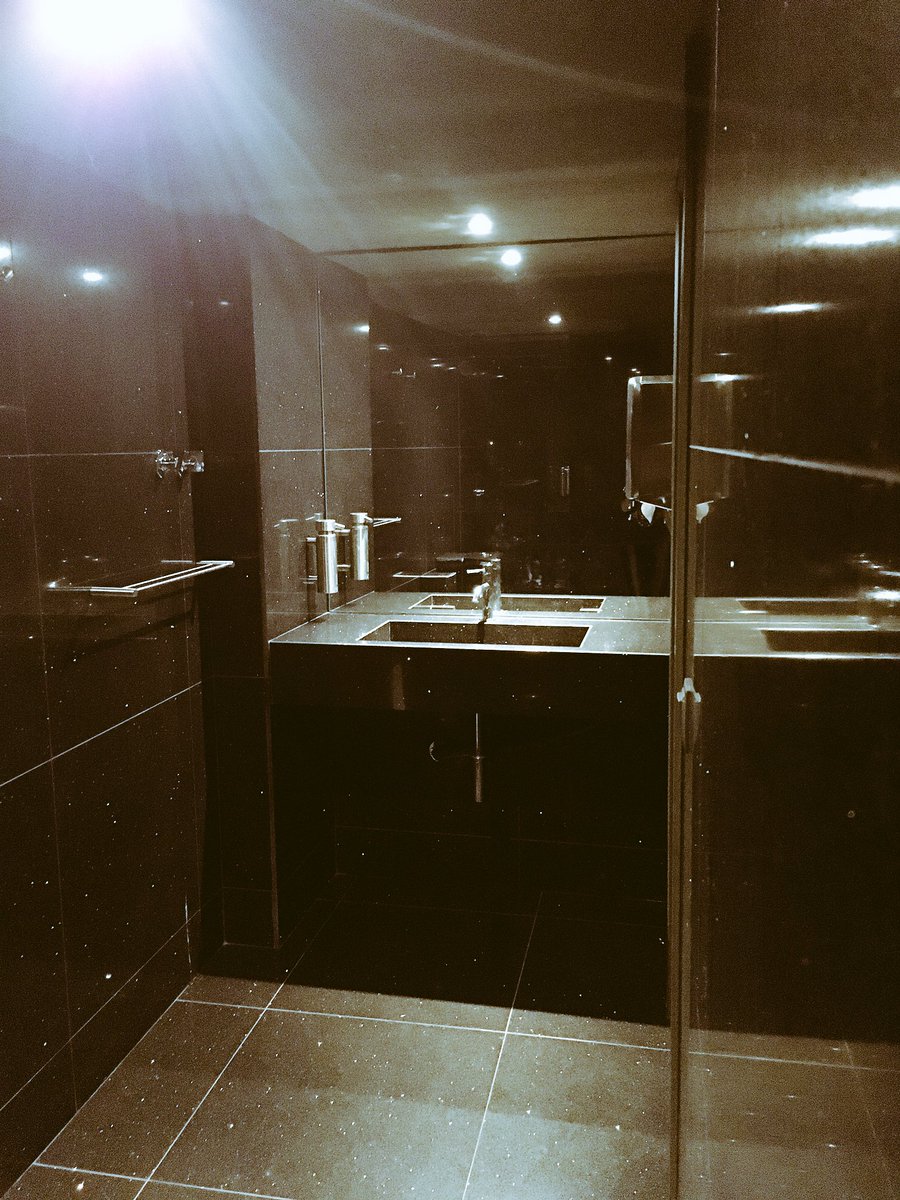 BAREI_MUSIC's tweet photo. Esto es un camerino y lo demás son tonterías... La espera hasta las 2:30 va a ser "pan comido" esta vez 😜 https://t.co/YogriTdVHN