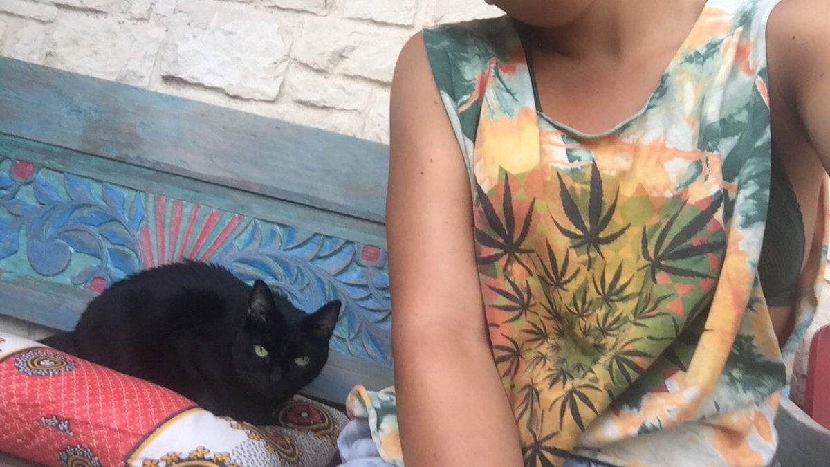 estherrverges's tweet photo. @caitlindecker_ Jovi smells and plus Freda gives me more attentions https://t.co/G1bPOcZVZ9