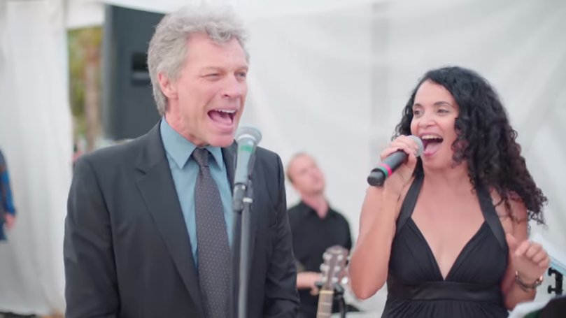 folha's tweet photo. Bon Jovi dá 'palinha' em casamento, e vídeo viraliza; assista https://t.co/aWgXUFY0tj https://t.co/vTW4YkCm3b