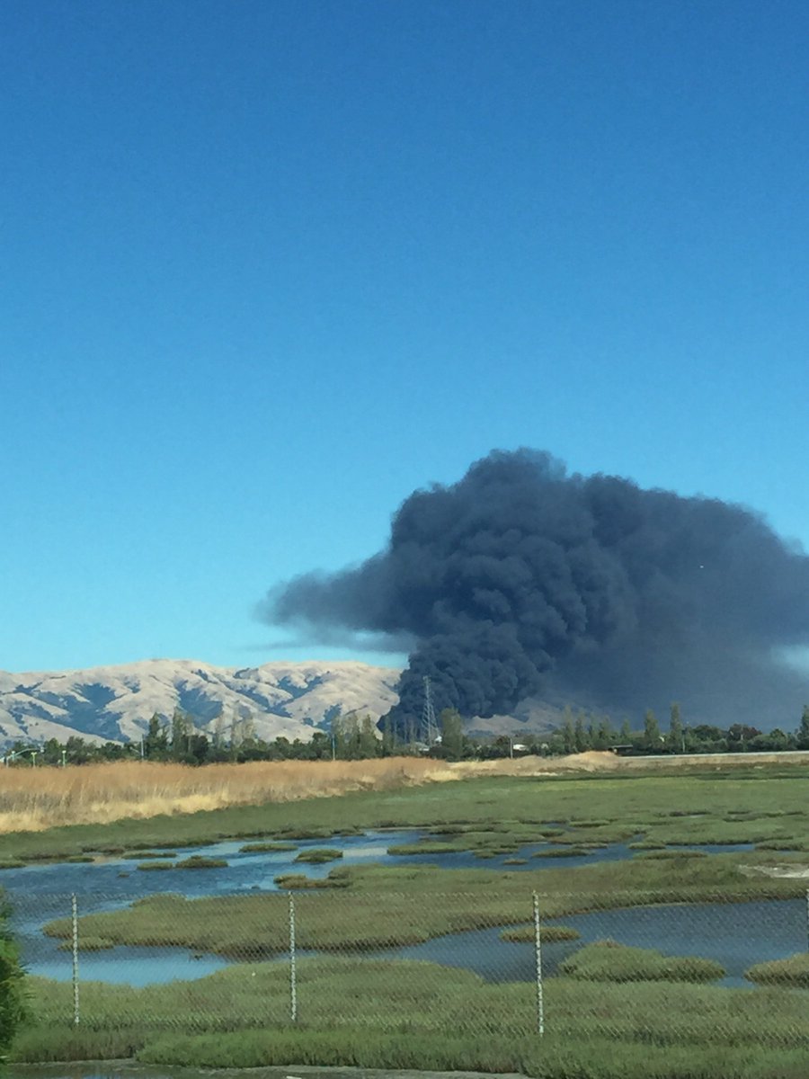 MyStrawberryFox's tweet photo. Huge fire in Fremont, yikes! @nbcbayarea @bayarea https://t.co/GLRTLo4Jj7