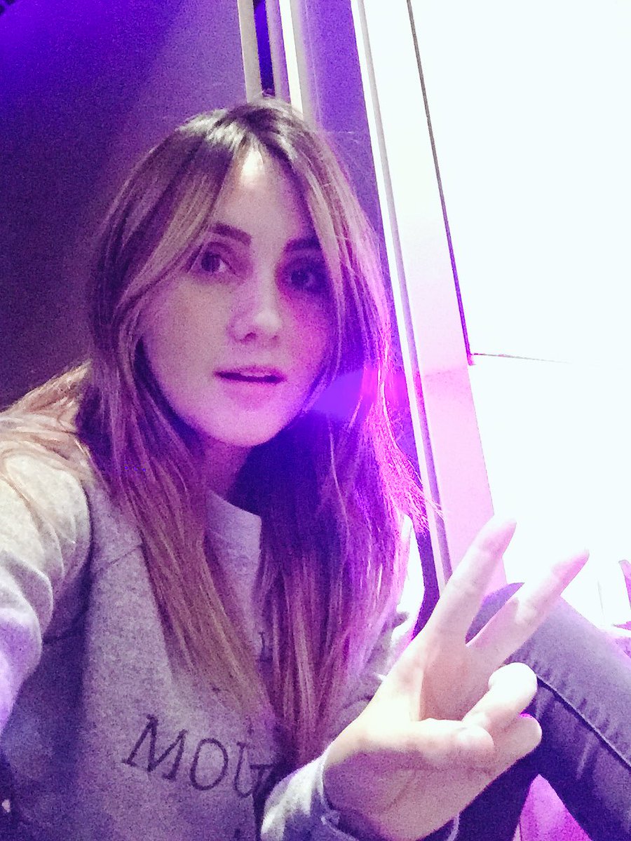 DulceMaria's tweet photo. Vamos por dos rolitas mas hoy✌🏼️🙌🏼😅👊🏼🎤🎤🎤 feliz viernes!!😘  todo lo que vale la pena requiere todo nuestro esfuerzo❤️ https://t.co/RcafjuYE7u