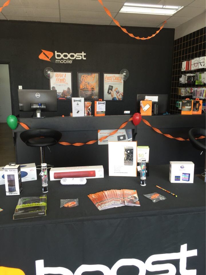 JenniferVerdes's tweet photo. Cell Zone is ready for the weekend party! #BoostMobileGivesYouMore #BoostedDFW https://t.co/SOYN2bxL3h