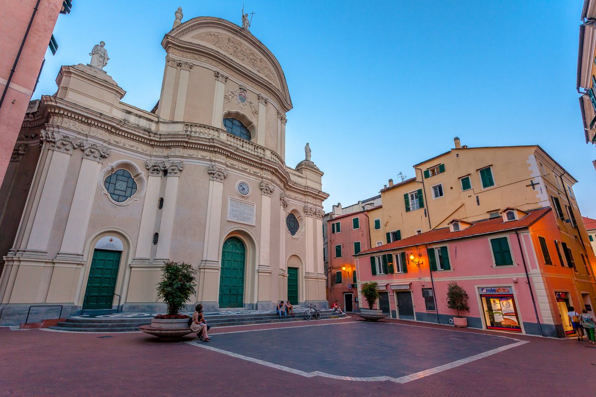 exploragrapher's tweet photo. A little town square at Imperia, Italy. #imperia #italy #travel #roamtheplanet #exploragrapher https://t.co/4PM3HnHKPE