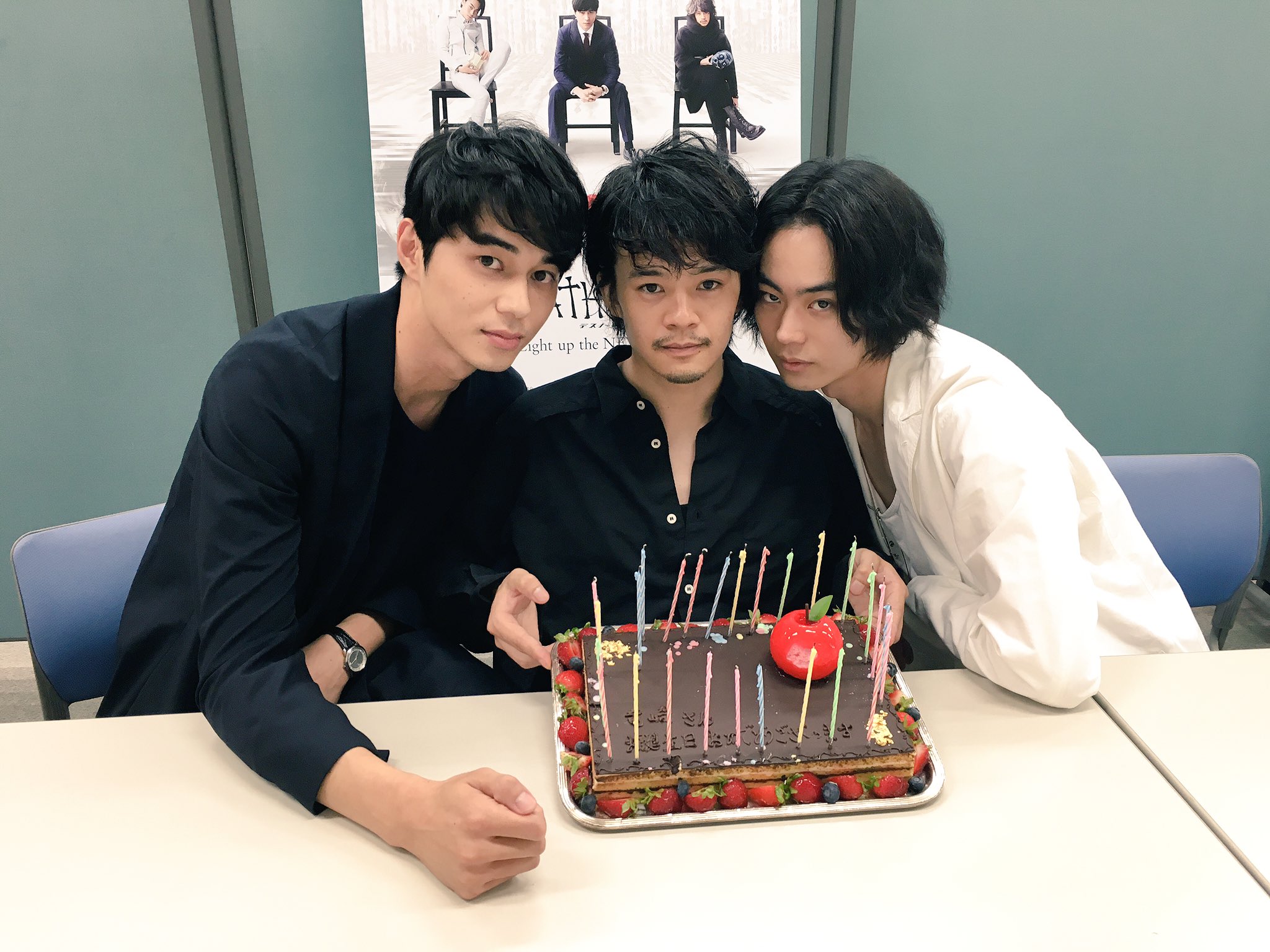 デスノート Lnw 公式 本日は竜崎役 池松壮亮さんのお誕生日です 26歳 先日 Usj で開催中の デスノート ザ エスケープ イベント後にサプライズバースデー 脱出ゲーム体験後でチームワークもばっちりのお三方でした デスノートlnw
