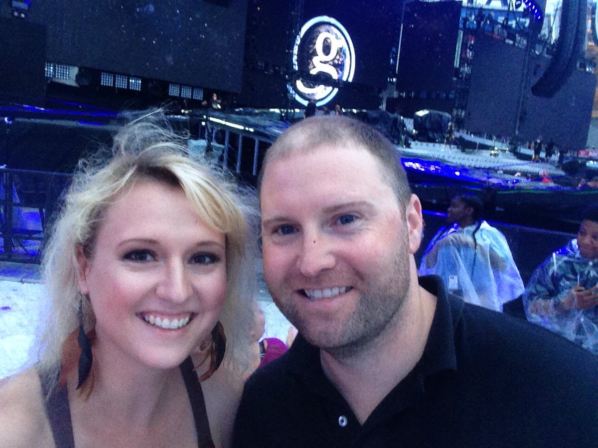 KateWismer605's tweet photo. Upgraded!!!!! On the field in #yankeestadium for #GARTHinNYC 
Happy Anniversary to us!!!! https://t.co/nzFroIztH8