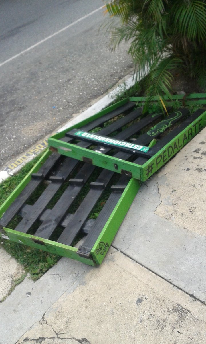 SanDiegoApedal's tweet photo. Un "descuido" de un conductor destruyó un estacionamiento para bicicletas en La Eameralda. Que indignación https://t.co/PIEvb9KX4V
