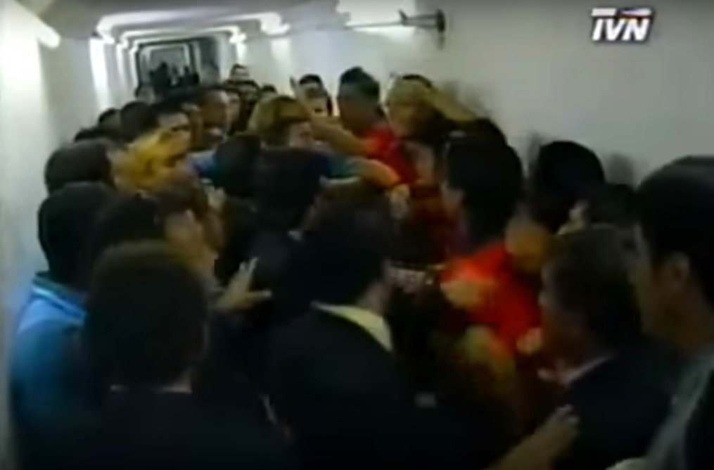 adnradiochile's tweet photo. VIDEO | Así fue la pelea de Chile-Uruguay que tiene enemistado a Kalule con Chevantón https://t.co/k3SnyeQ9SB https://t.co/2N70xsxb2N