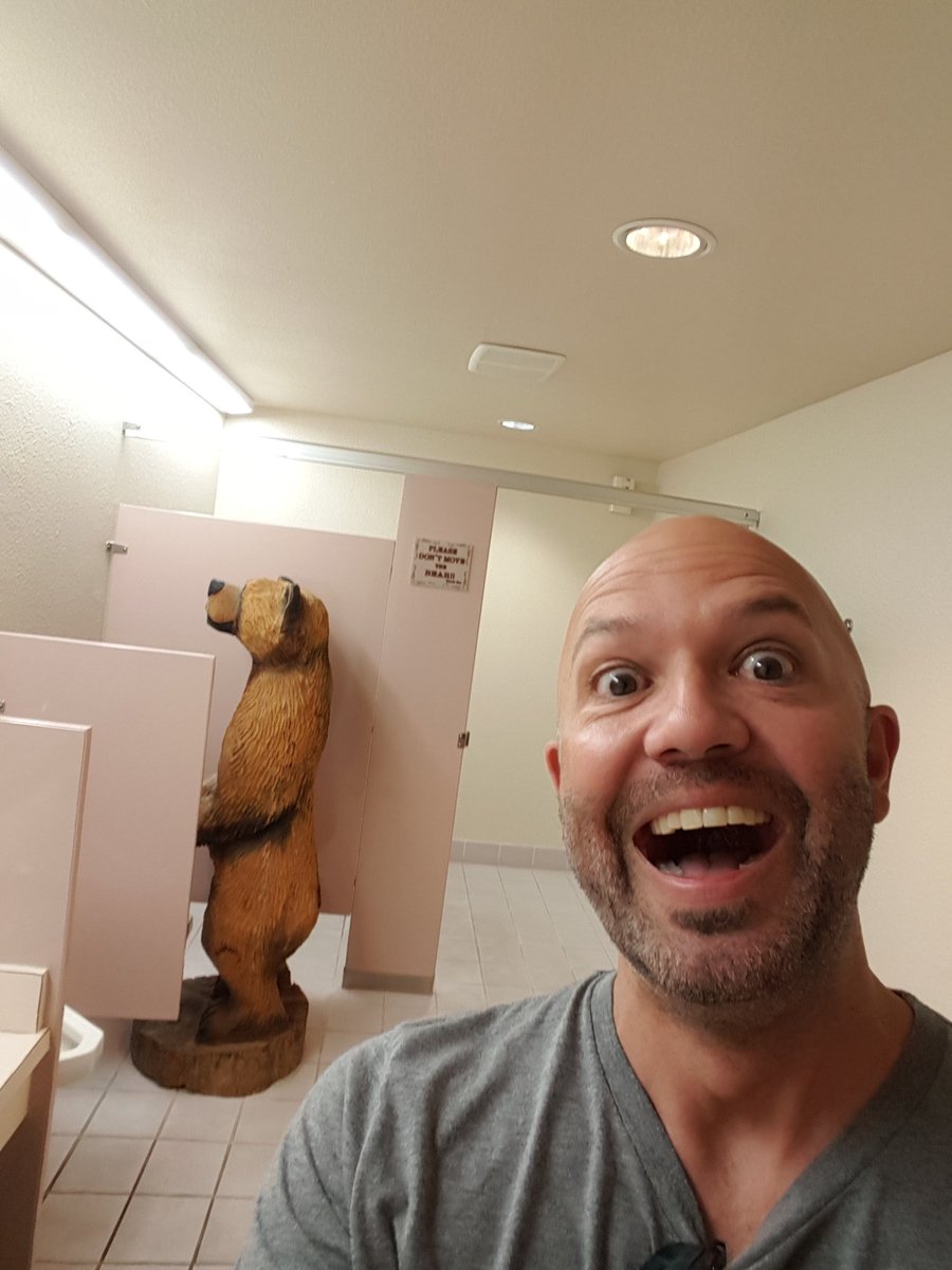 TheMrHuskaShow's tweet photo. #peeingbear https://t.co/lez3bjPyVG