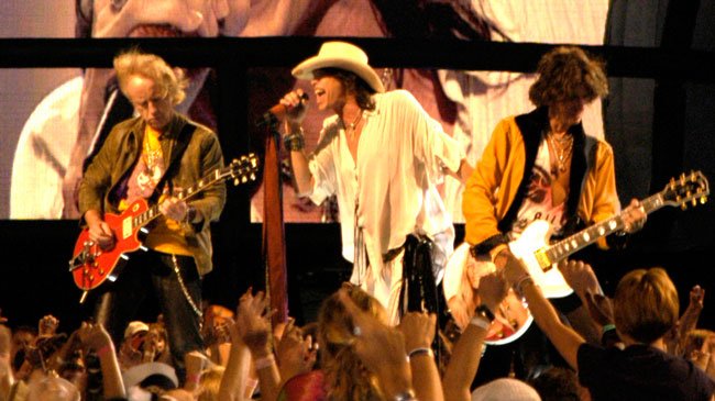RasaSenada's tweet photo. RT @RollingStoneINA: Aerosmith Gelar Tur Perpisahan Tahun Depan https://t.co/nB6tKFrufw https://t.co/f8WnucN9qu