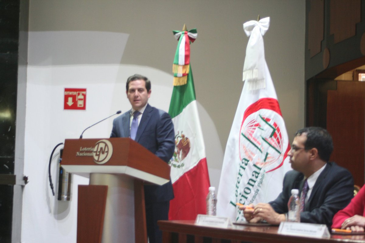 PedroPabloTrev's tweet photo. Con la impresión de 2 millones 400 mil reconocimos en @lotenal la labor y el compromiso del @SATMX con los mexicanos https://t.co/MhW1D5KT94