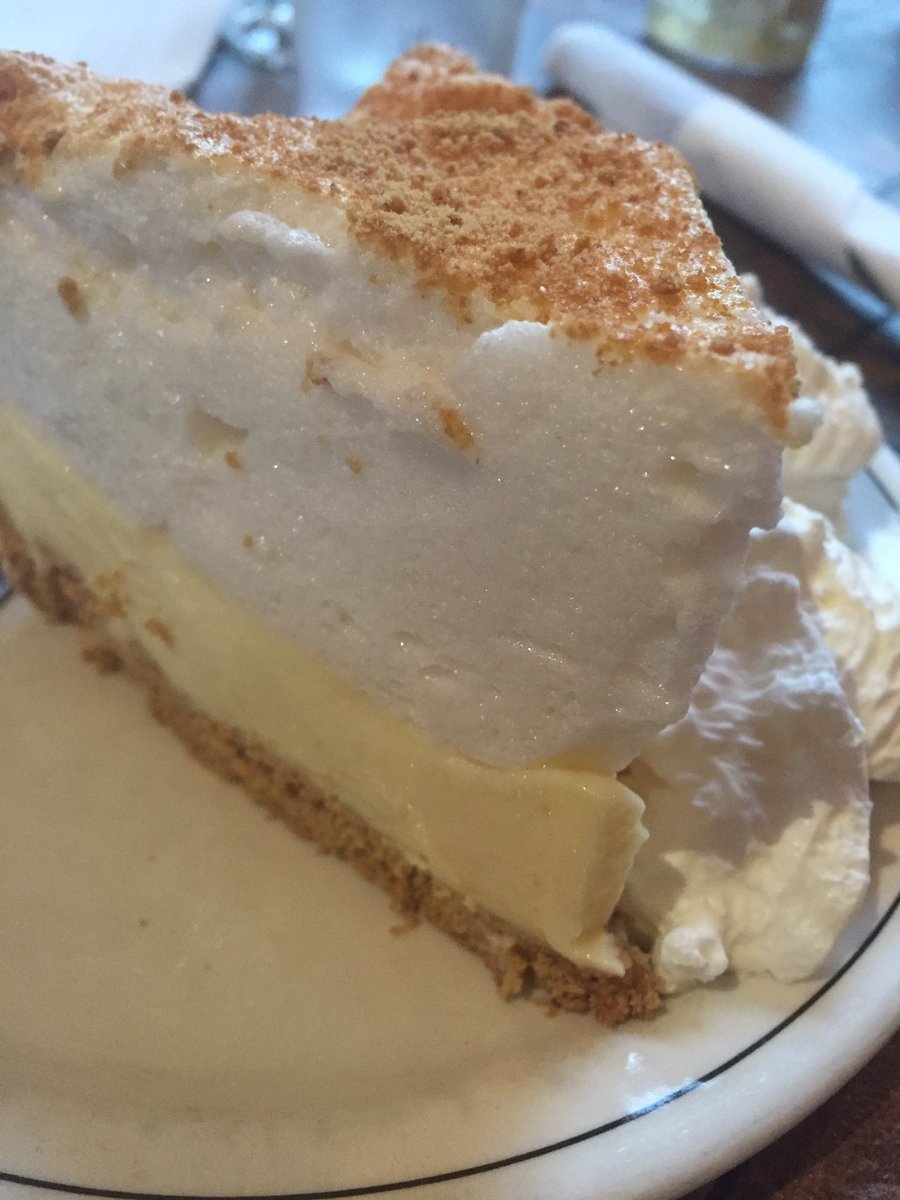 cpkkitten's tweet photo. A mountain of meringue #flapperpie at #visforpies #yegfood @GastropostYEG https://t.co/alUVYwjhXg