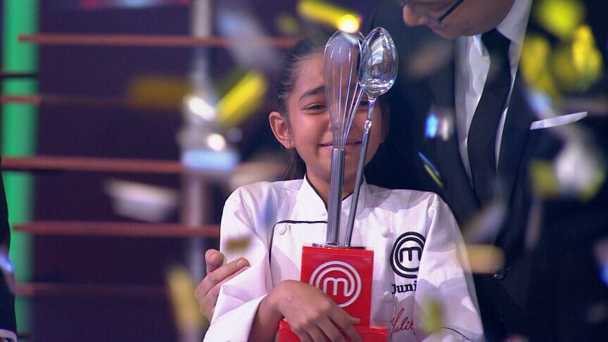 CLAUDIABAHAMON's tweet photo. Vale la pena recordar!!!!! #MasterChefJuniorCo @Yulimasterchef te adoro chiquitina!!!!!!! https://t.co/heCjpOdg9s
