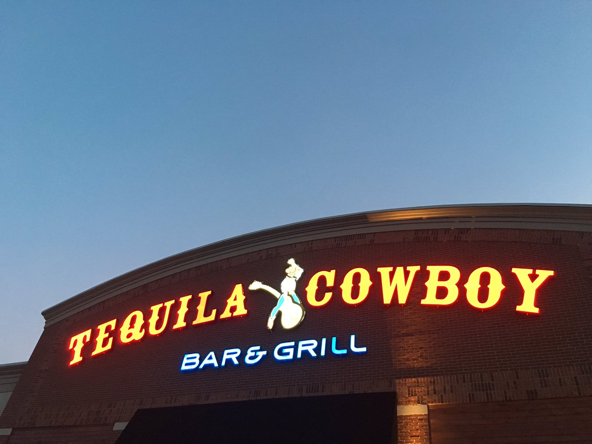 JoeNichols's tweet photo. One hour till showtime! Ready to melt some faces. Who's ready?? @TequillaCowboyC https://t.co/JpmVXaq1yT