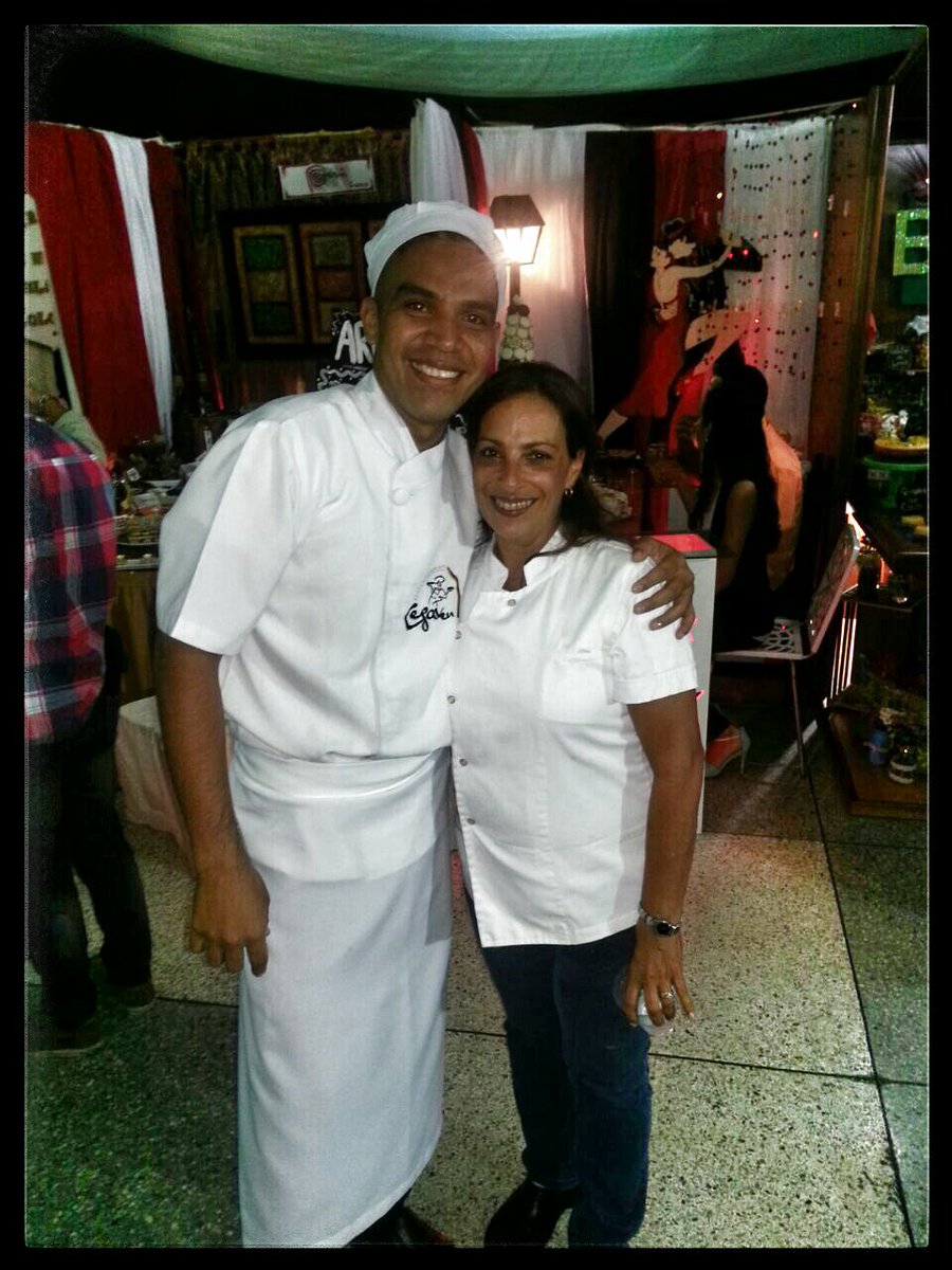 Miguelberbecia's tweet photo. Compartiendo 1 foto en mi proyecto final en sub-chef pasteleria junto a @casallamozas, Chef de @portadas_vv https://t.co/2NEmbA2Vie