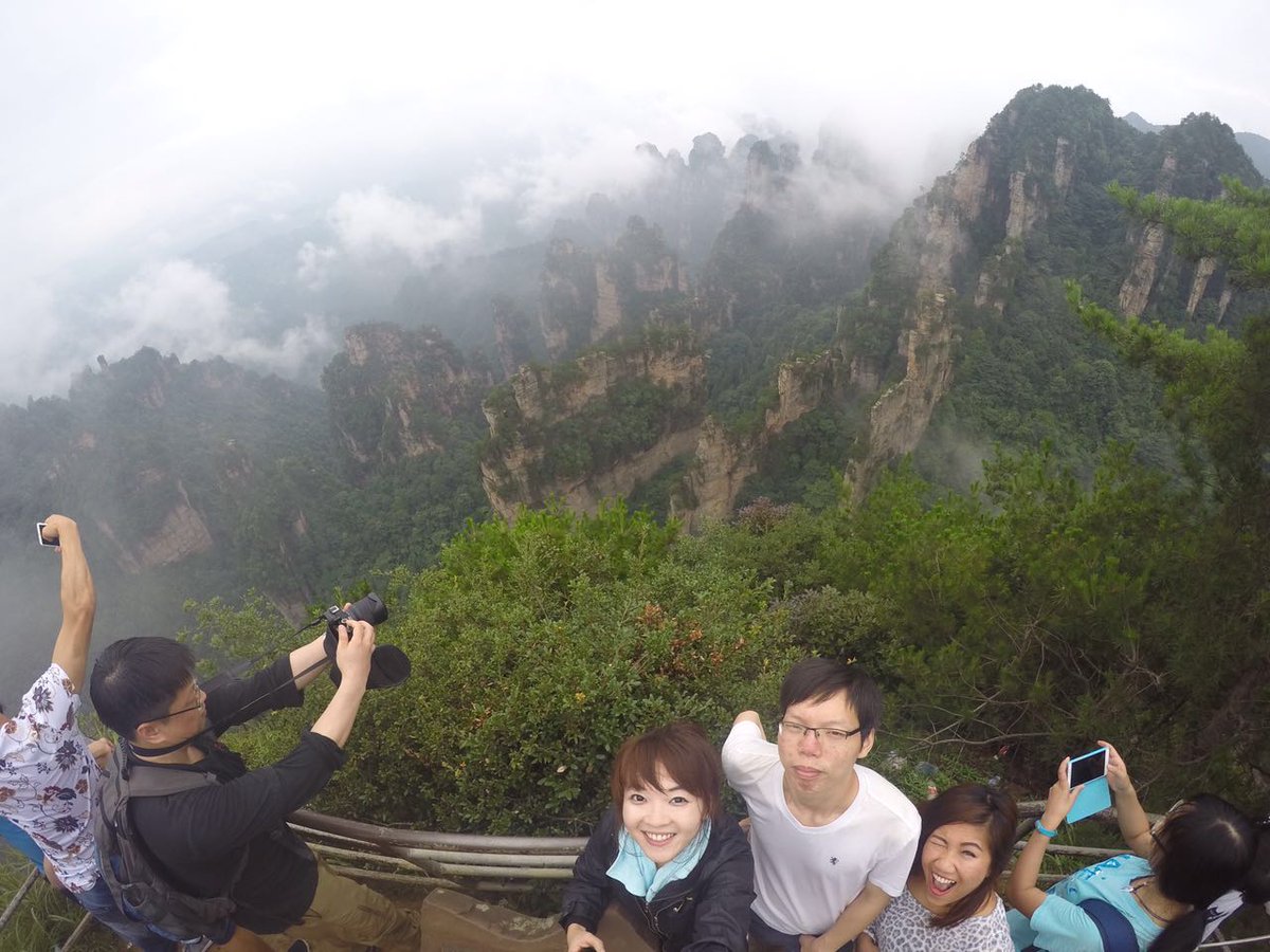 HunanTourGuide's tweet image. Picture of 2 Indonesian tourists and me. It was shot several days ago.