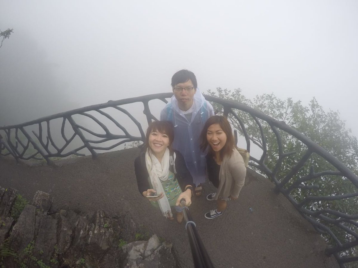 HunanTourGuide's tweet image. Picture of 2 Indonesian tourists and me. It was shot several days ago.