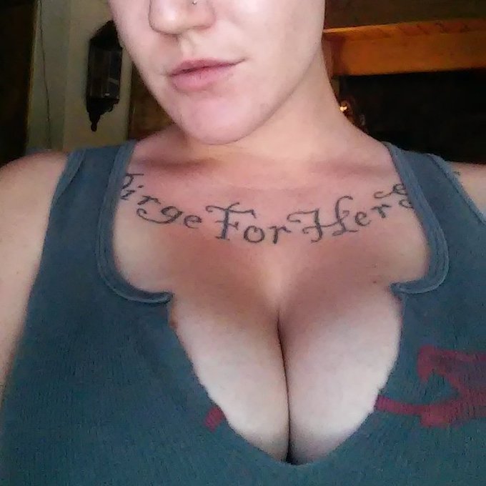Would you like a side of boobies with that beer sir? Ya they call me Big Bear Rad Boobs. https://t.c<a href="/tag/pickaprofessionalfuck"class="tags"><span>#pickaprofessionalfuck</span></a>