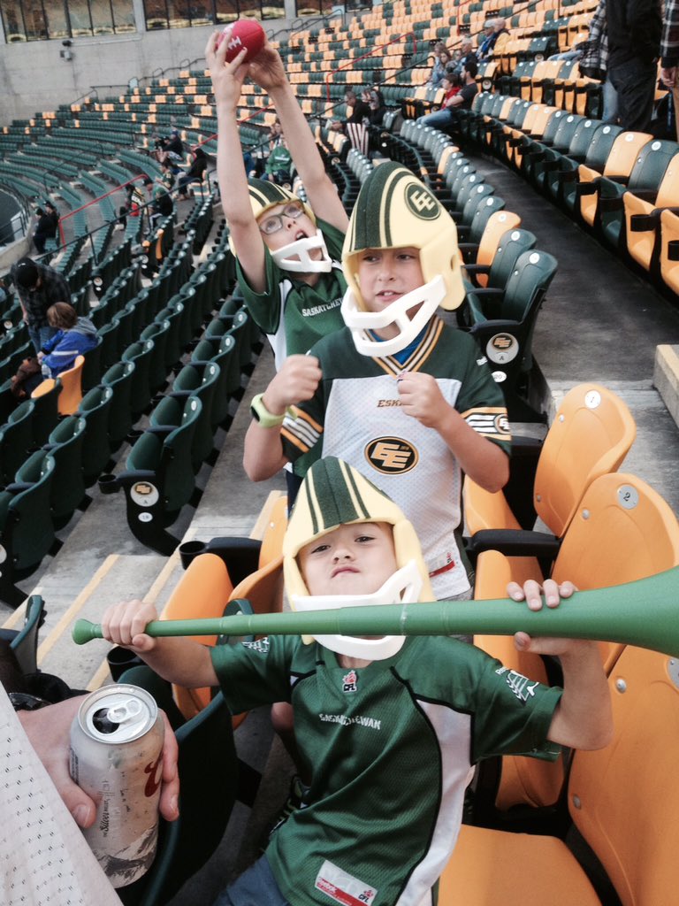 Marc_Mochon's tweet photo. Esks vs. Riders #AllHeartEsks https://t.co/IqDR28low4