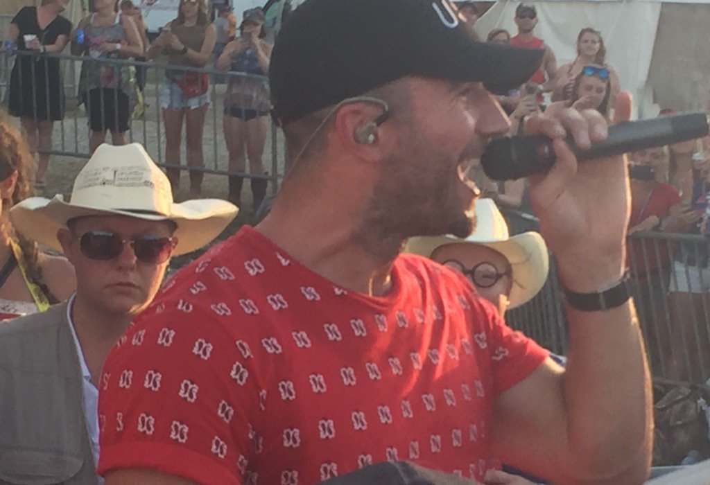 bettegigs's tweet photo. Came all the way from Connecticut to see you @SamHuntMusic #CountryConcert16 https://t.co/lx1l6qygaM