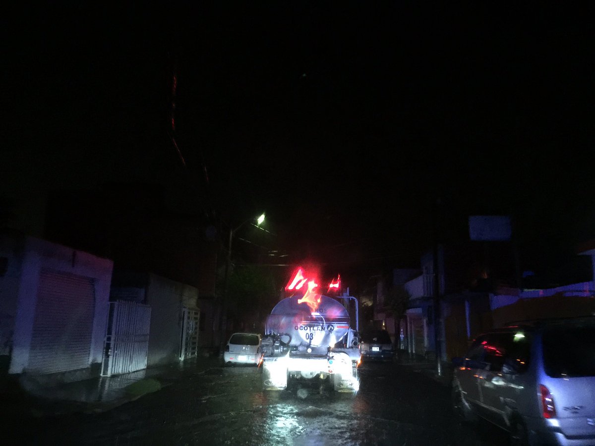 OcotlanGob's tweet photo. @BomberosOcotlan realizando supervisión de niveles en calles de la ciudad https://t.co/PmonUklQiD