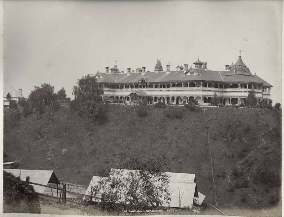 TheDarjChron's tweet photo. World's Oldest Operating Photo Studio Shuts DowN - Some pics they clicked of #Darjeeling

https://t.co/943dSBuGTK https://t.co/57LnHL7I45