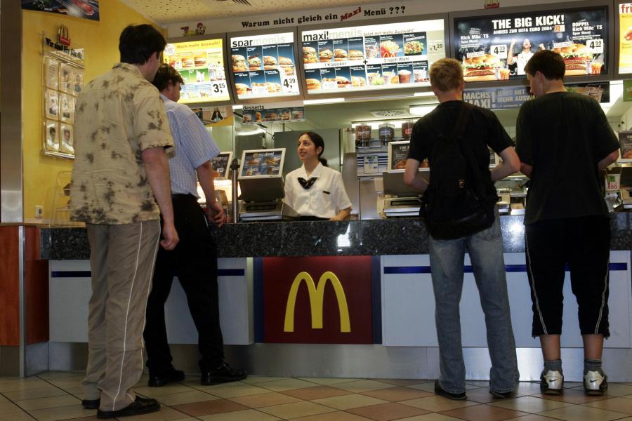 Emelina349's tweet photo. Räuber überfallen McDonald's voller Elitesoldaten in Frankreich https://t.co/049fcnBWHv https://t.co/M8iMPLYAE0