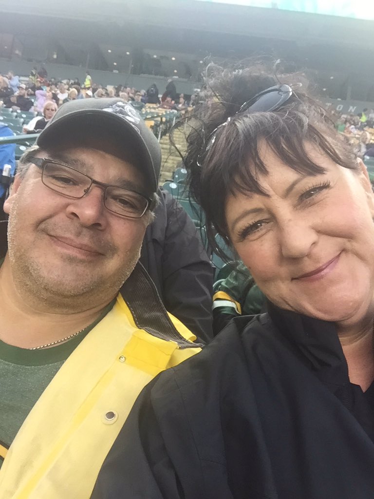 sue_cardinal's tweet photo. Go Esk's!! #AllHeartEsks https://t.co/5jBoZdWd4b