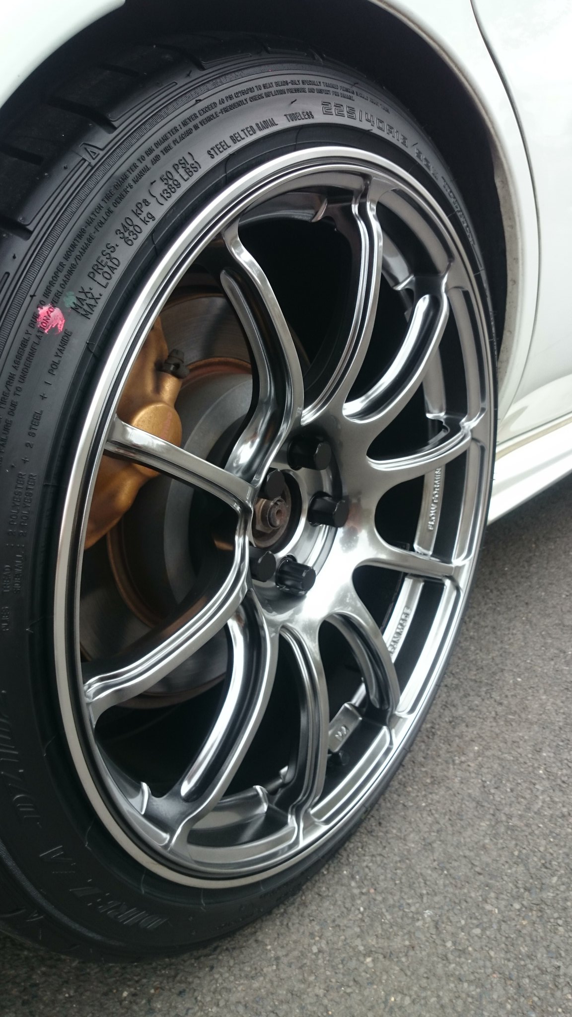 ホイール8.5j +35（？）2本タイヤ ファルケン 225 40r 18 2本