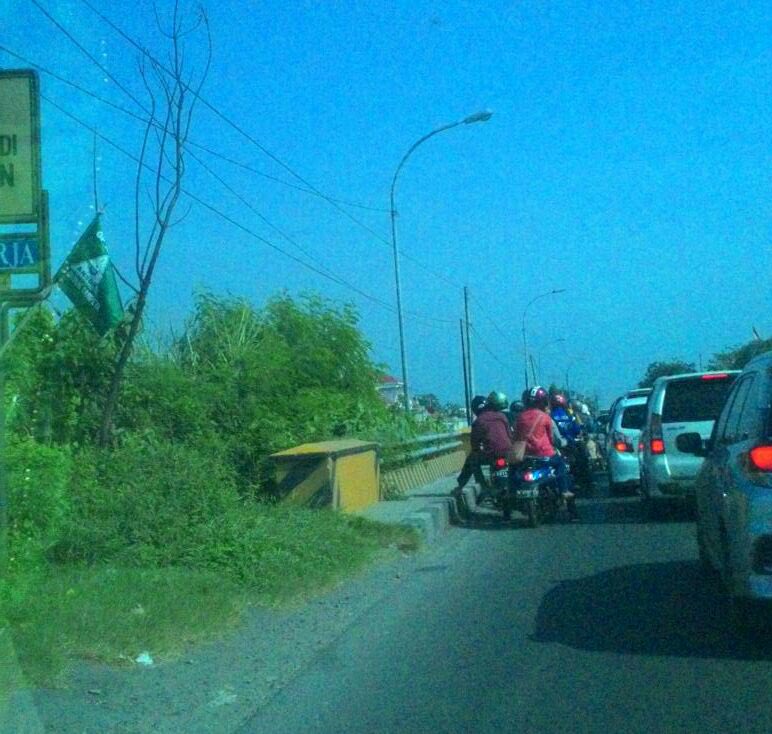 posmudikbanser's tweet photo. #poskomudikbanser KAB GRESIK: 10.00 WIB Arus balik merambat di SBY-LMG di per4an duduk sampean @Ansor_Satu @mantriss https://t.co/iDtYxtvIgF